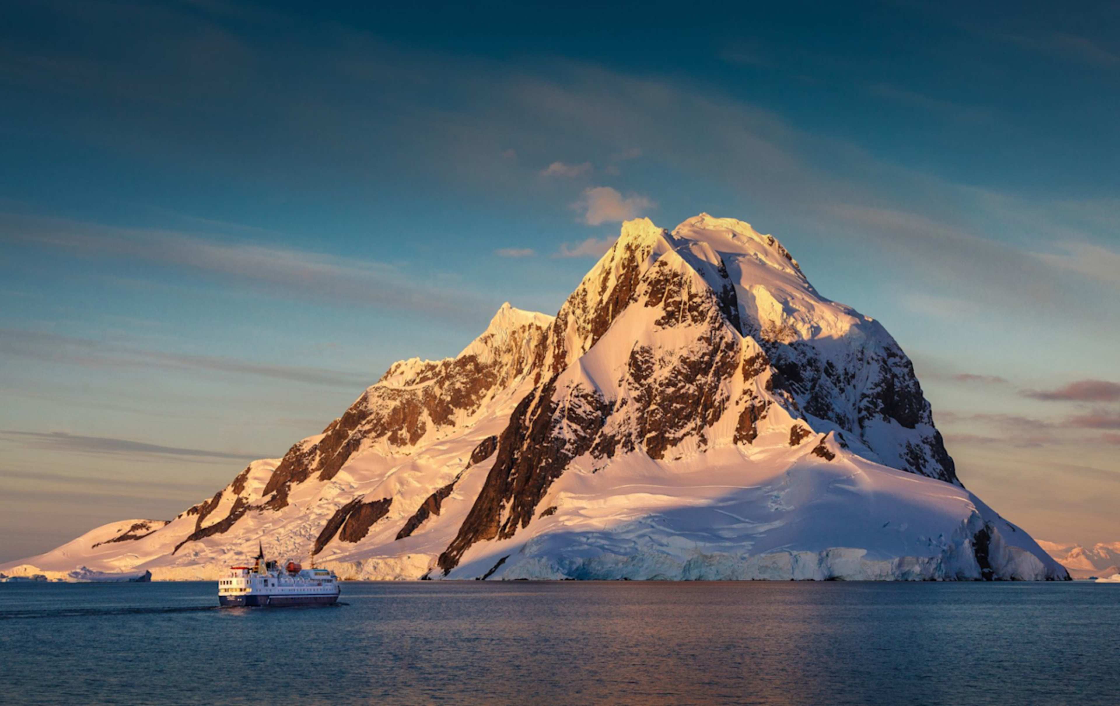 Crossing the Antarctic Circle  photo 3