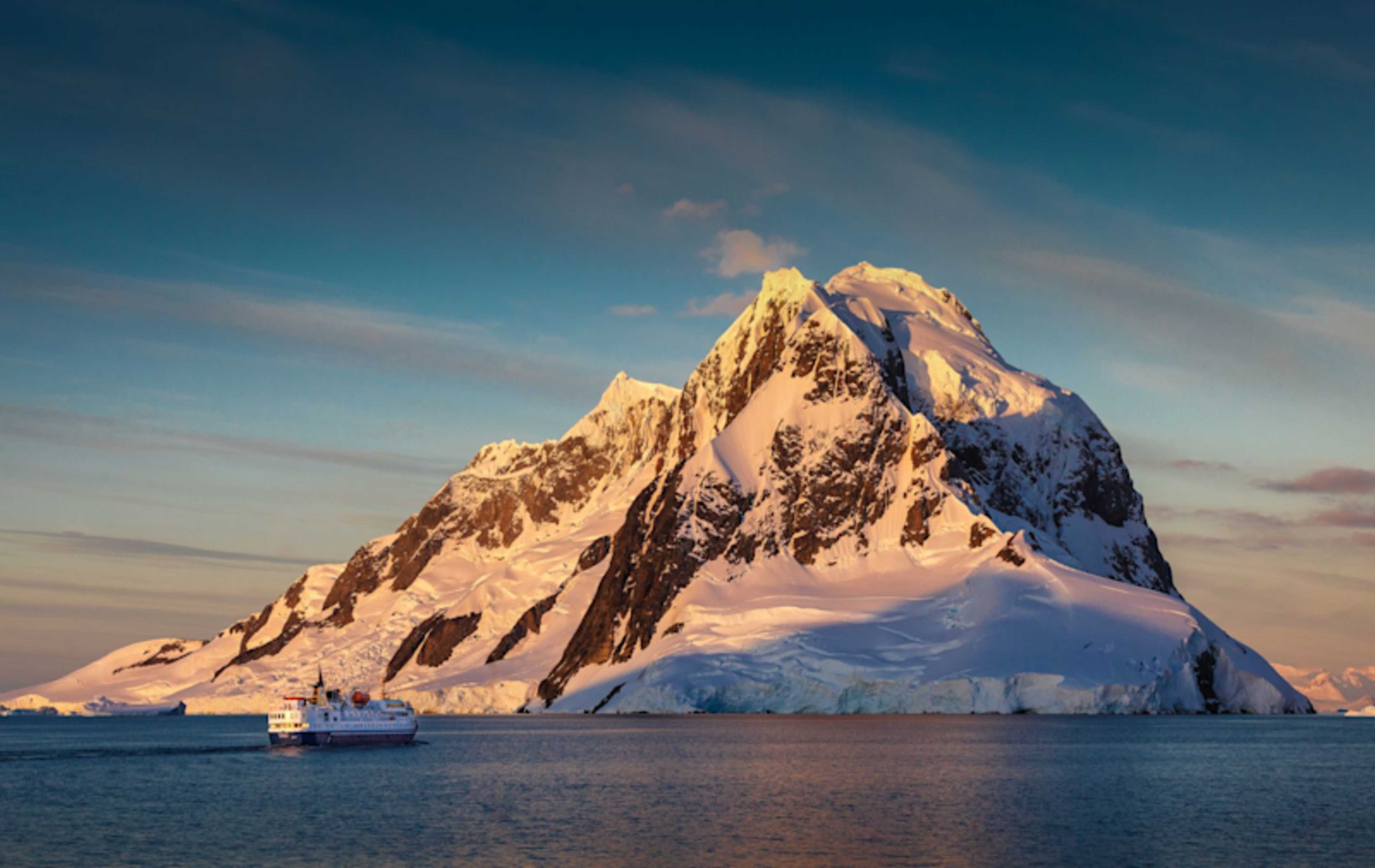 Crossing the Antarctic Circle  photo 3