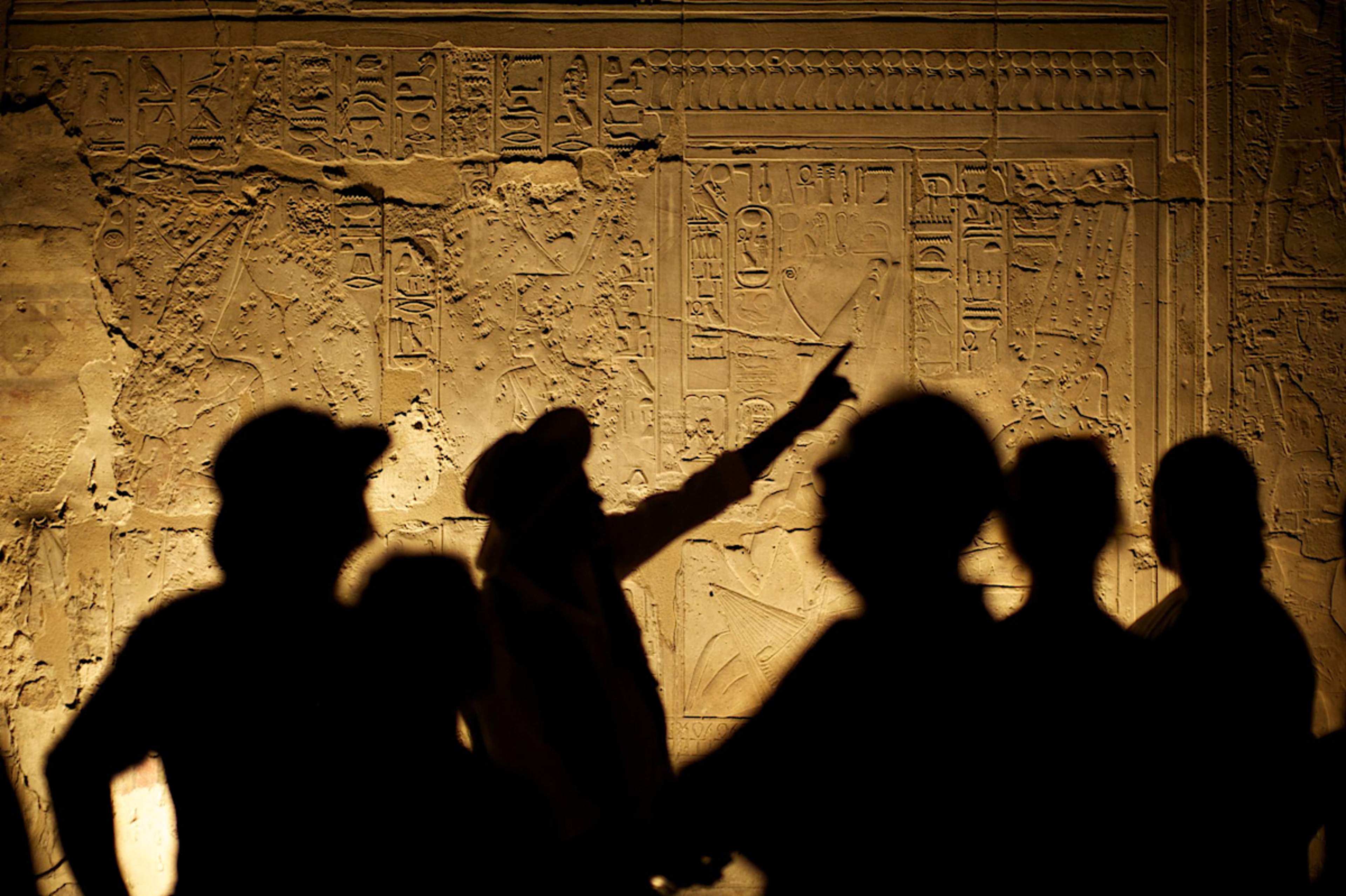 egypt people reading hieroglyphs