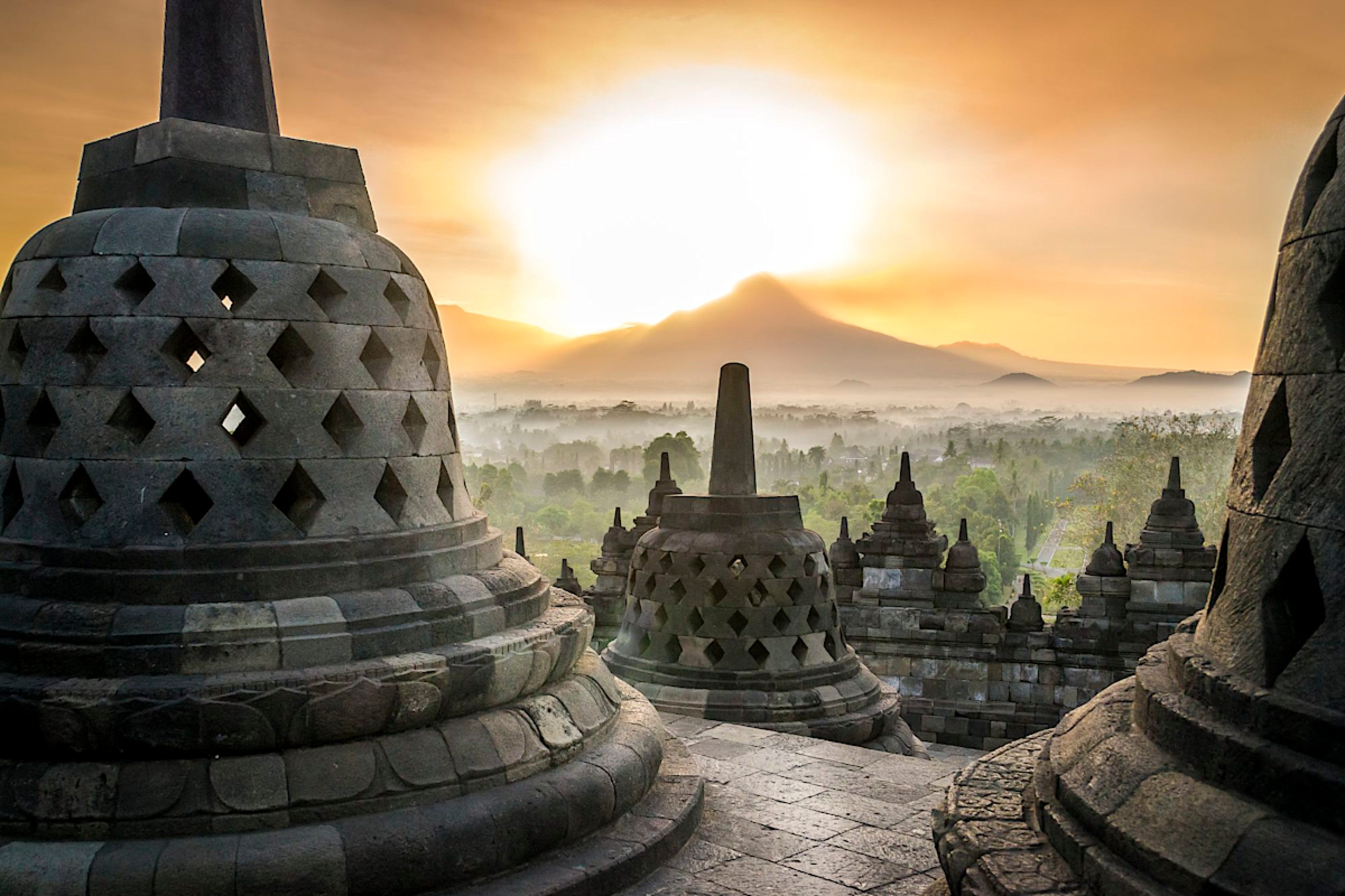 Sunrise Trek To Punthuk Setumbu Hills & Borobodur Temples