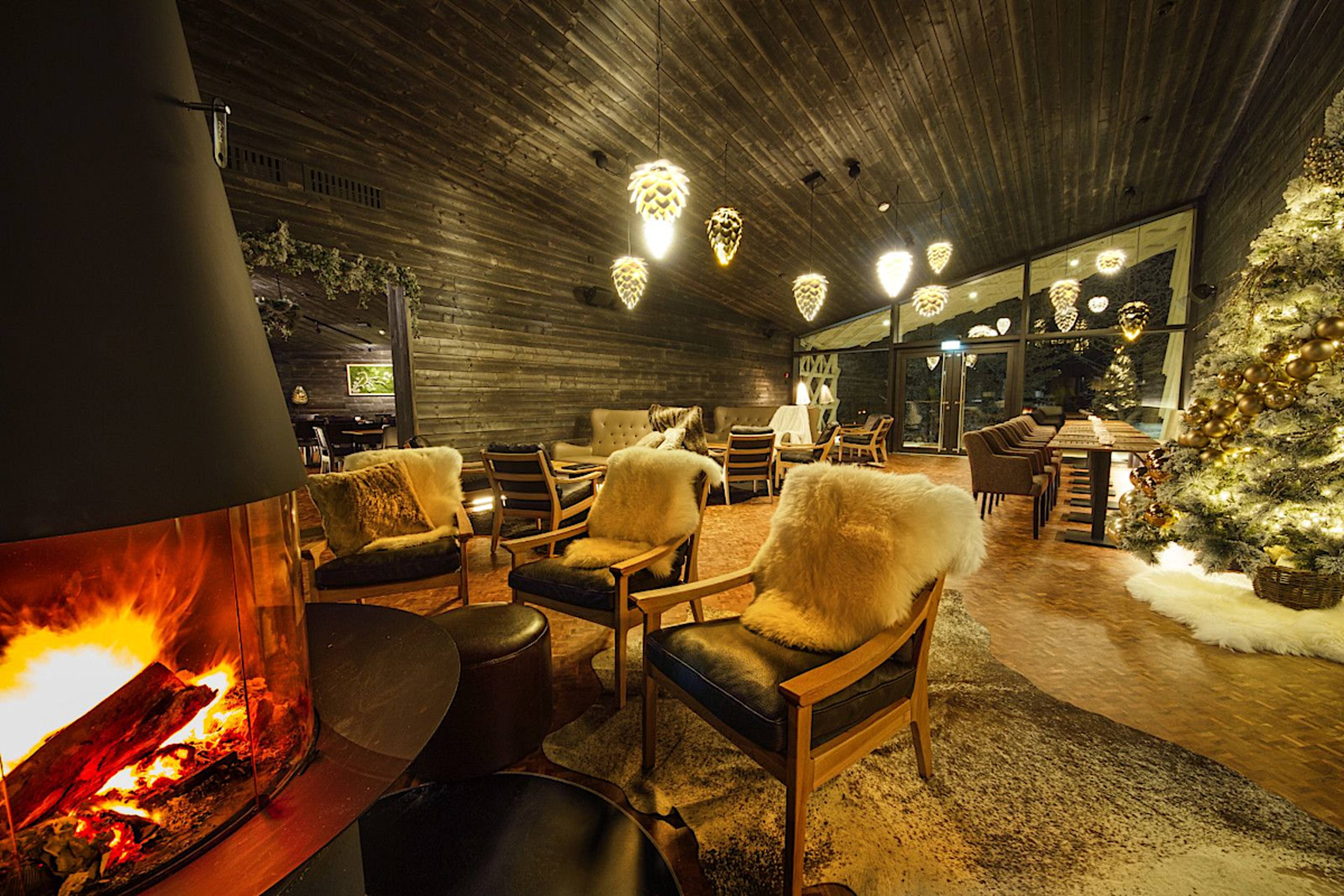 Lounge & Lobby Bar
