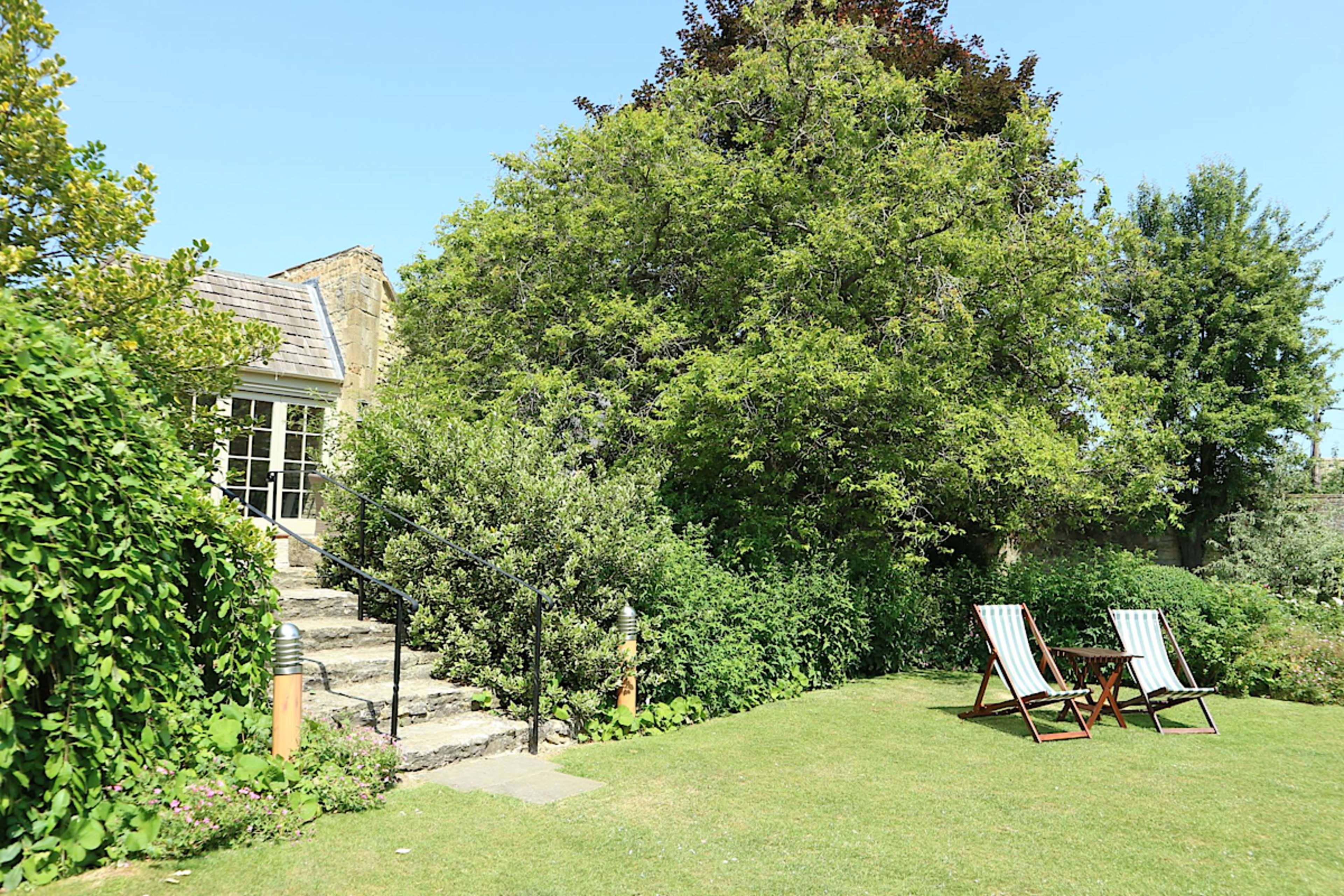 bay tree hotel garden
