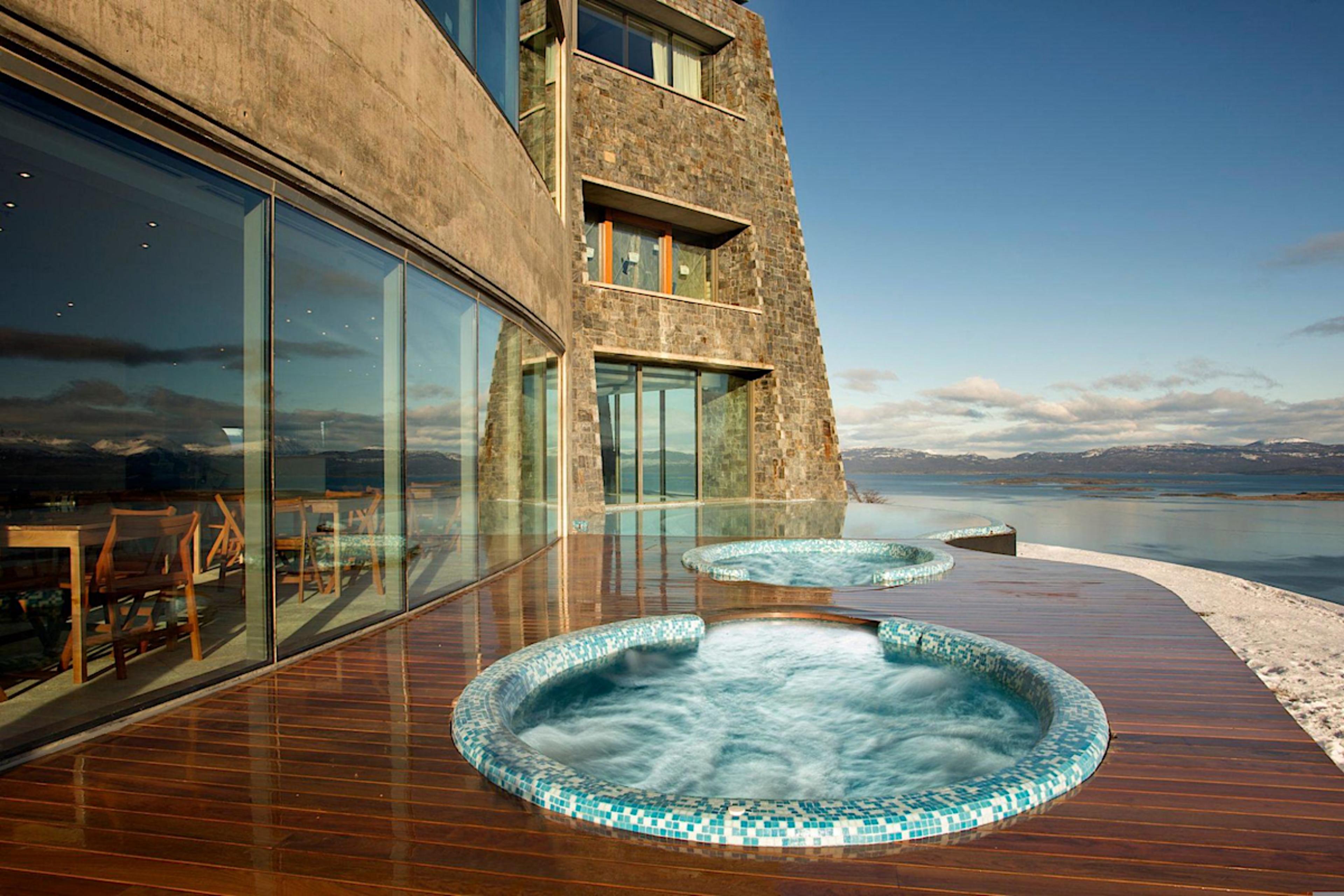 Arakur Hot Tub
