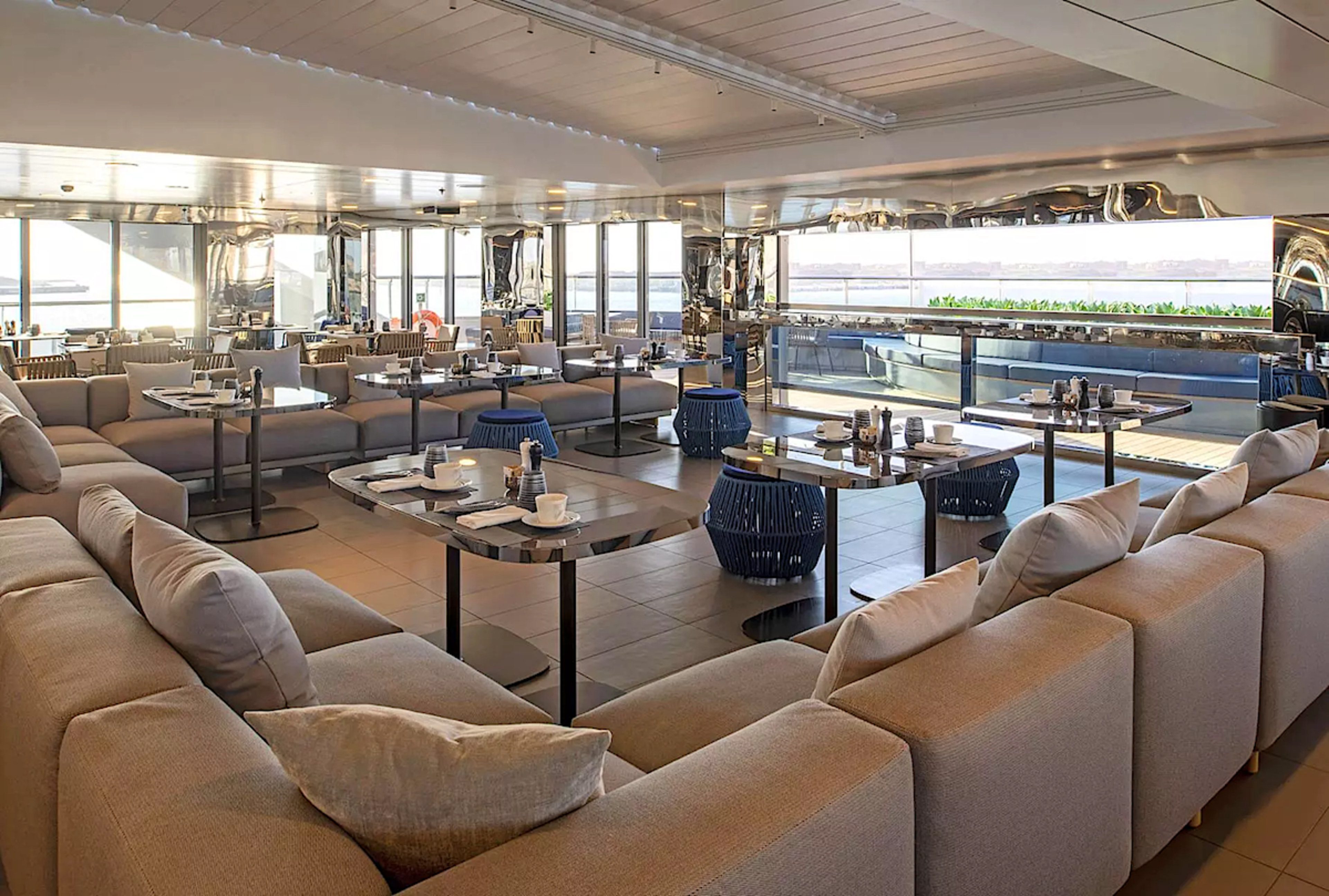 Yacht Club Lounge