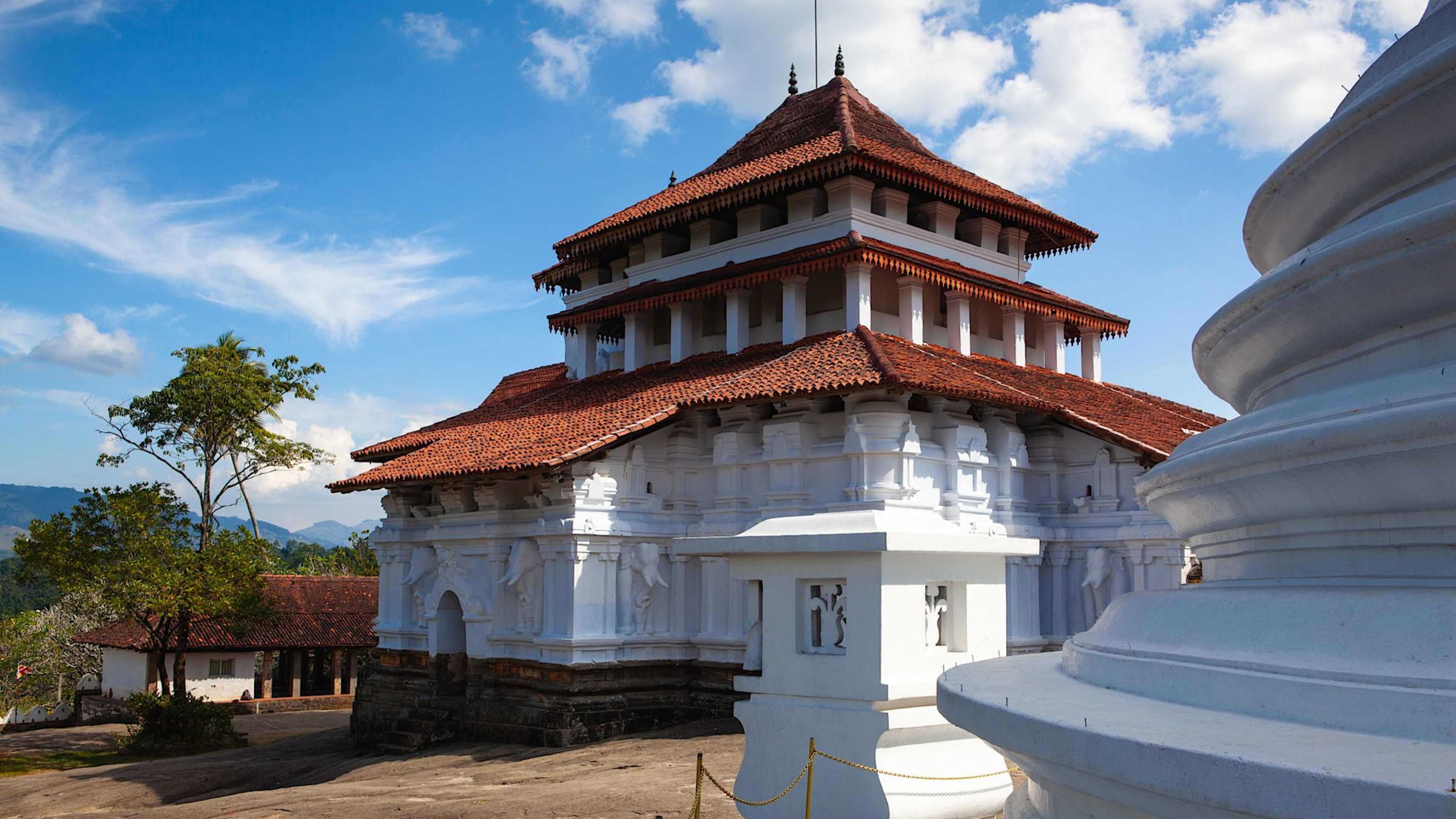 Explore Sri Lanka with private guides and a tailor-made itinerary.