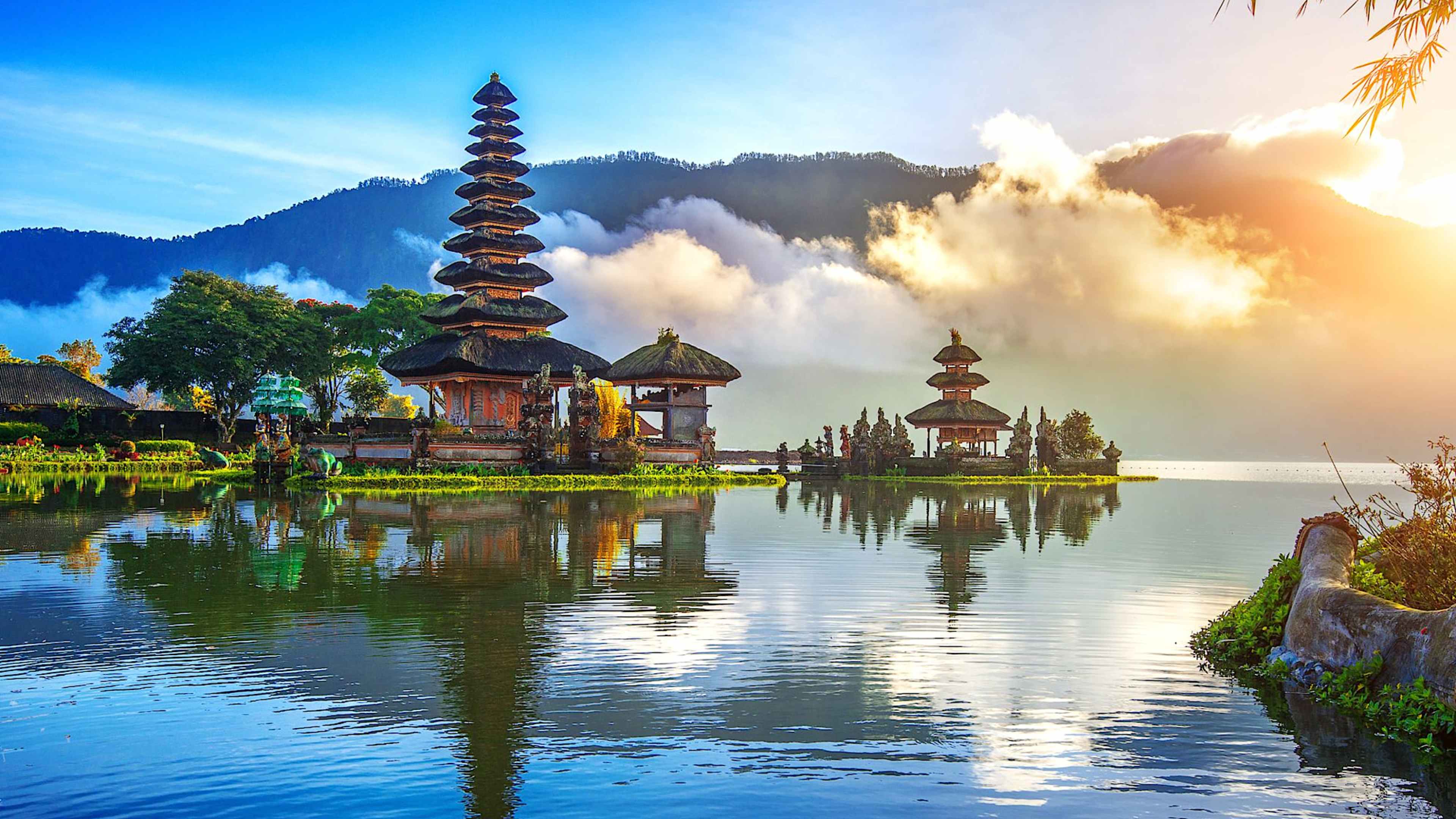 Explore Indonesia & Bali with private guides and a tailor-made itinerary.