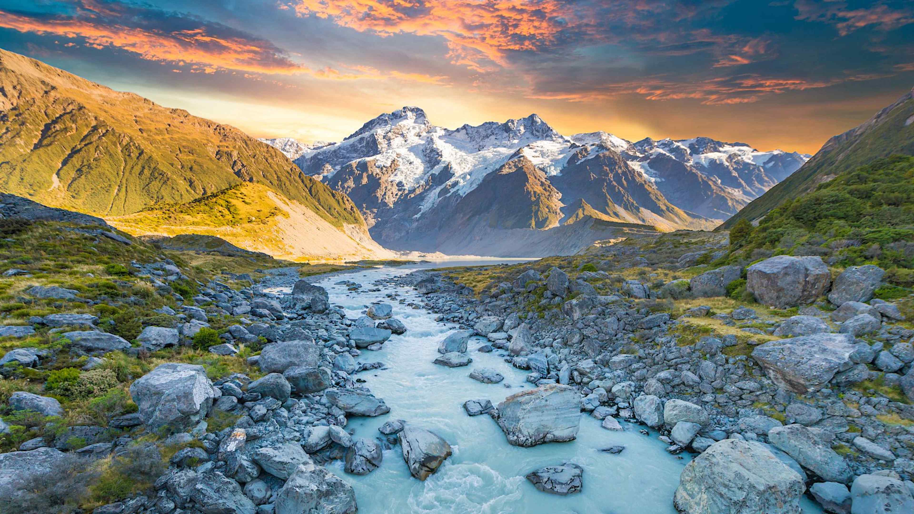 Explore New Zealand with private guides and a tailor-made itinerary.