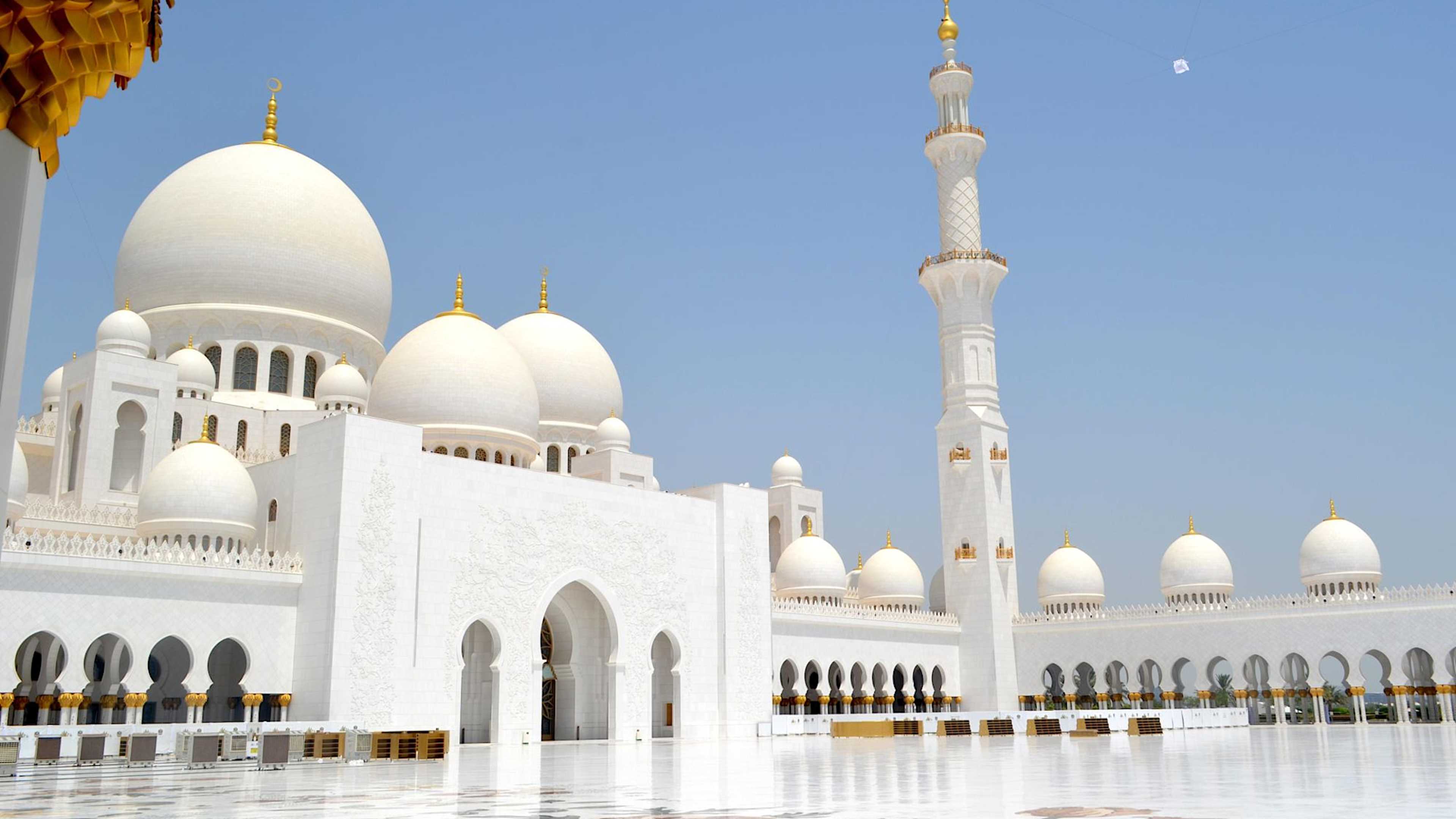 Explore UAE with private guides and a tailor-made itinerary.