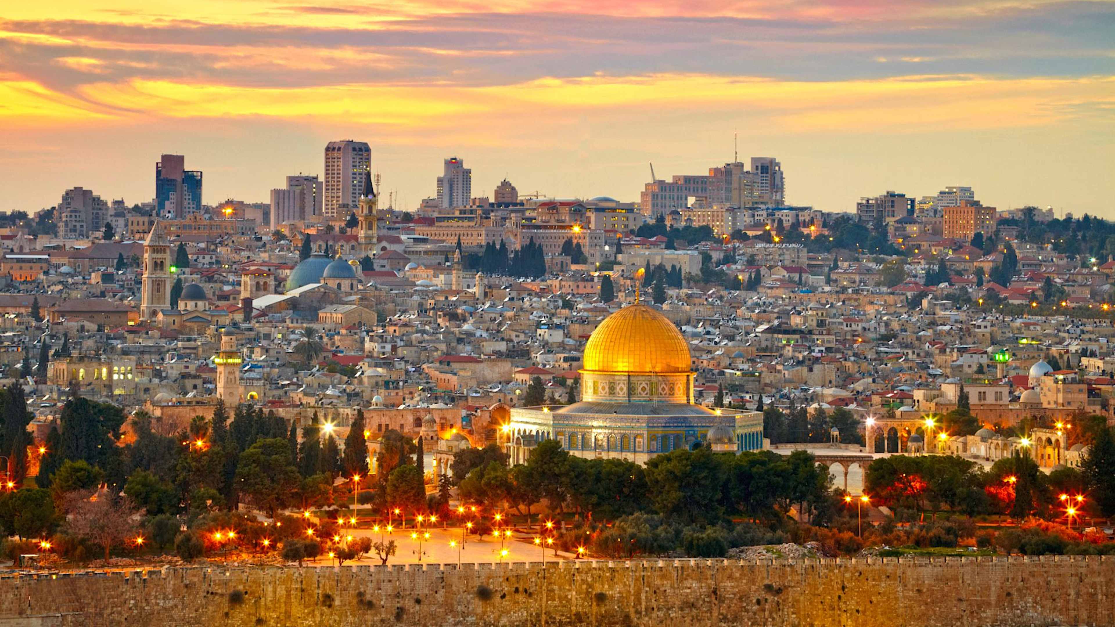 Explore Israel with private guides and a tailor-made itinerary.