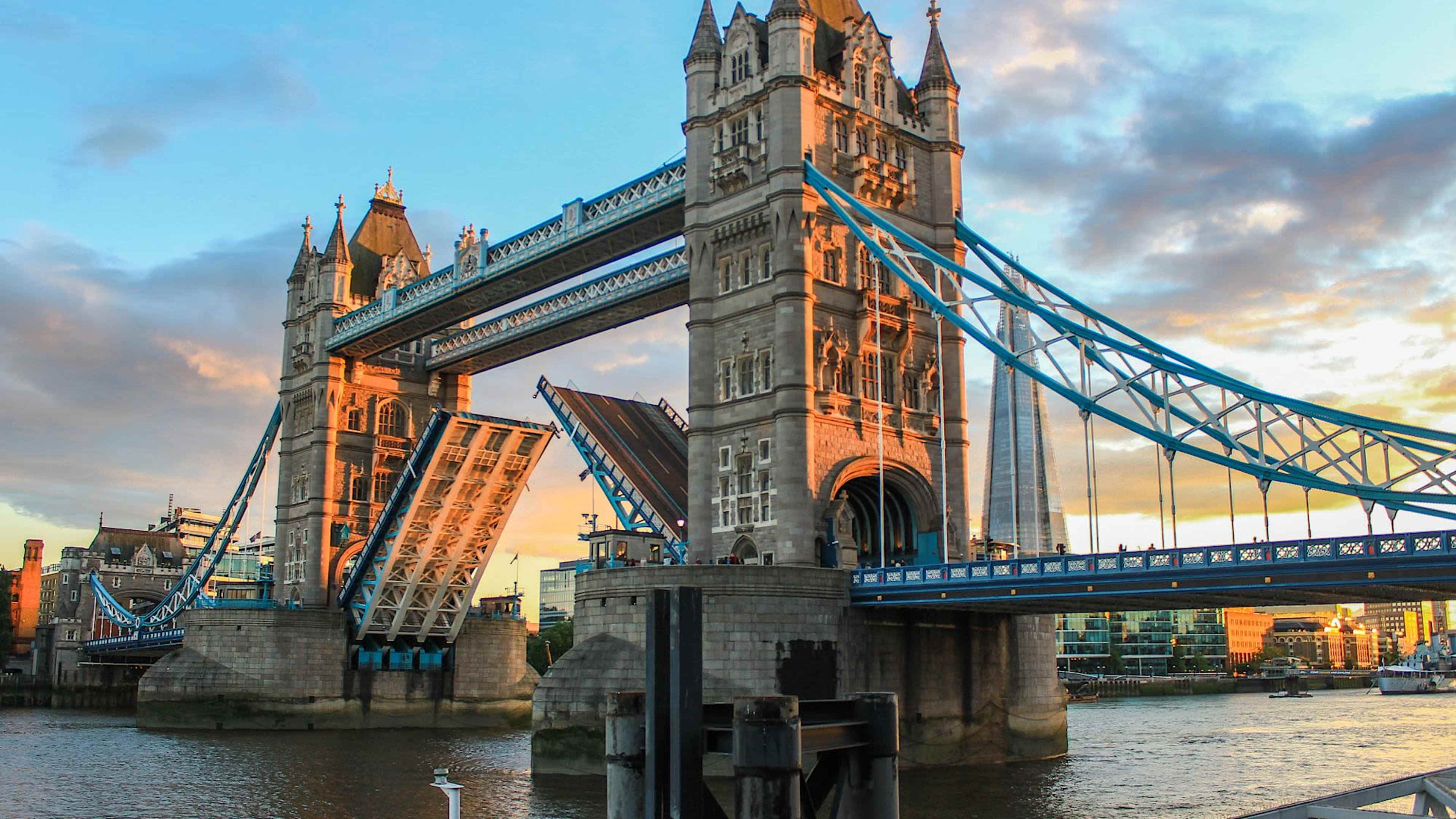 Explore London & England with private guides and a tailor-made itinerary.