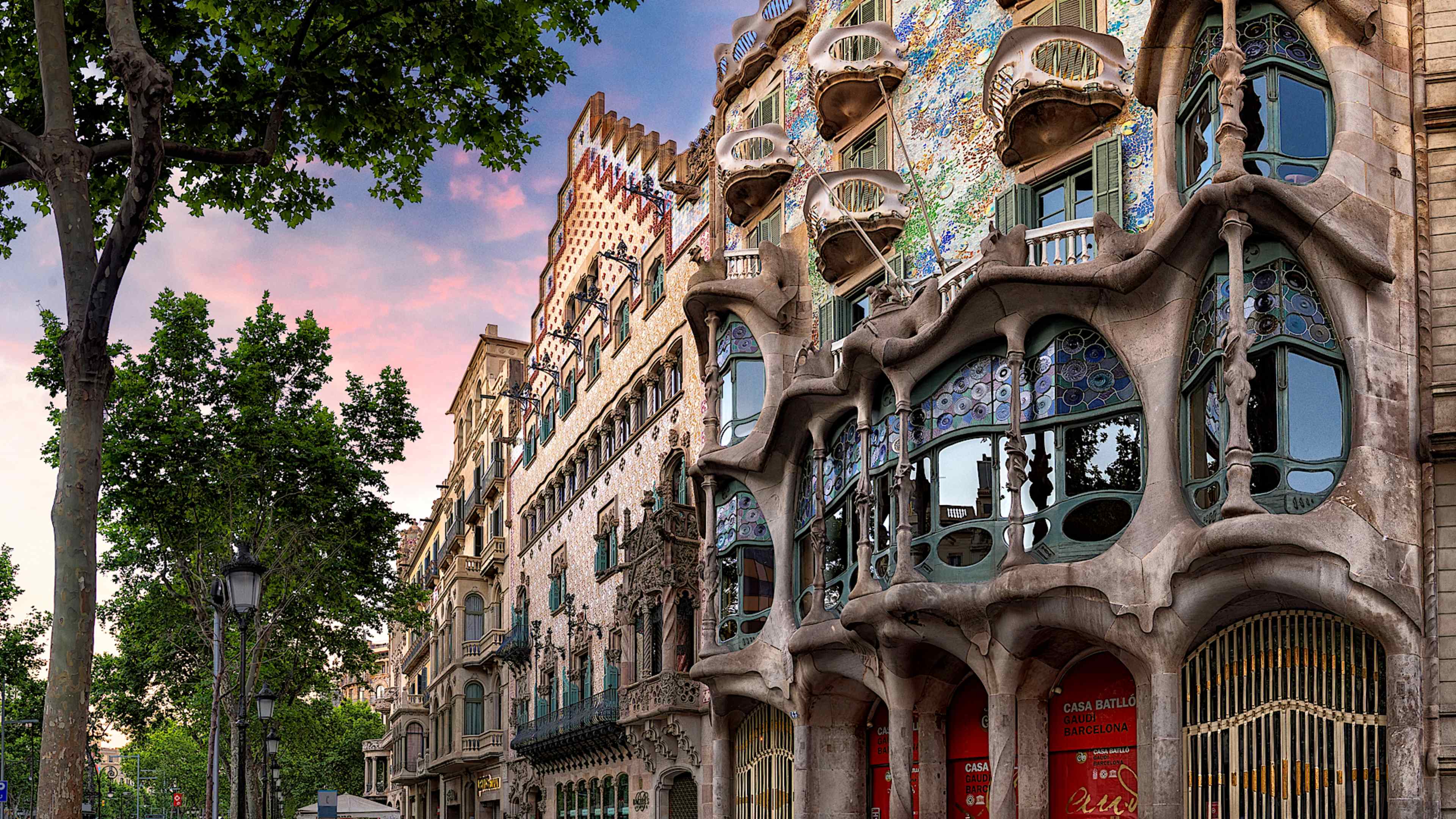 Explore Spain with private guides and a tailor-made itinerary.