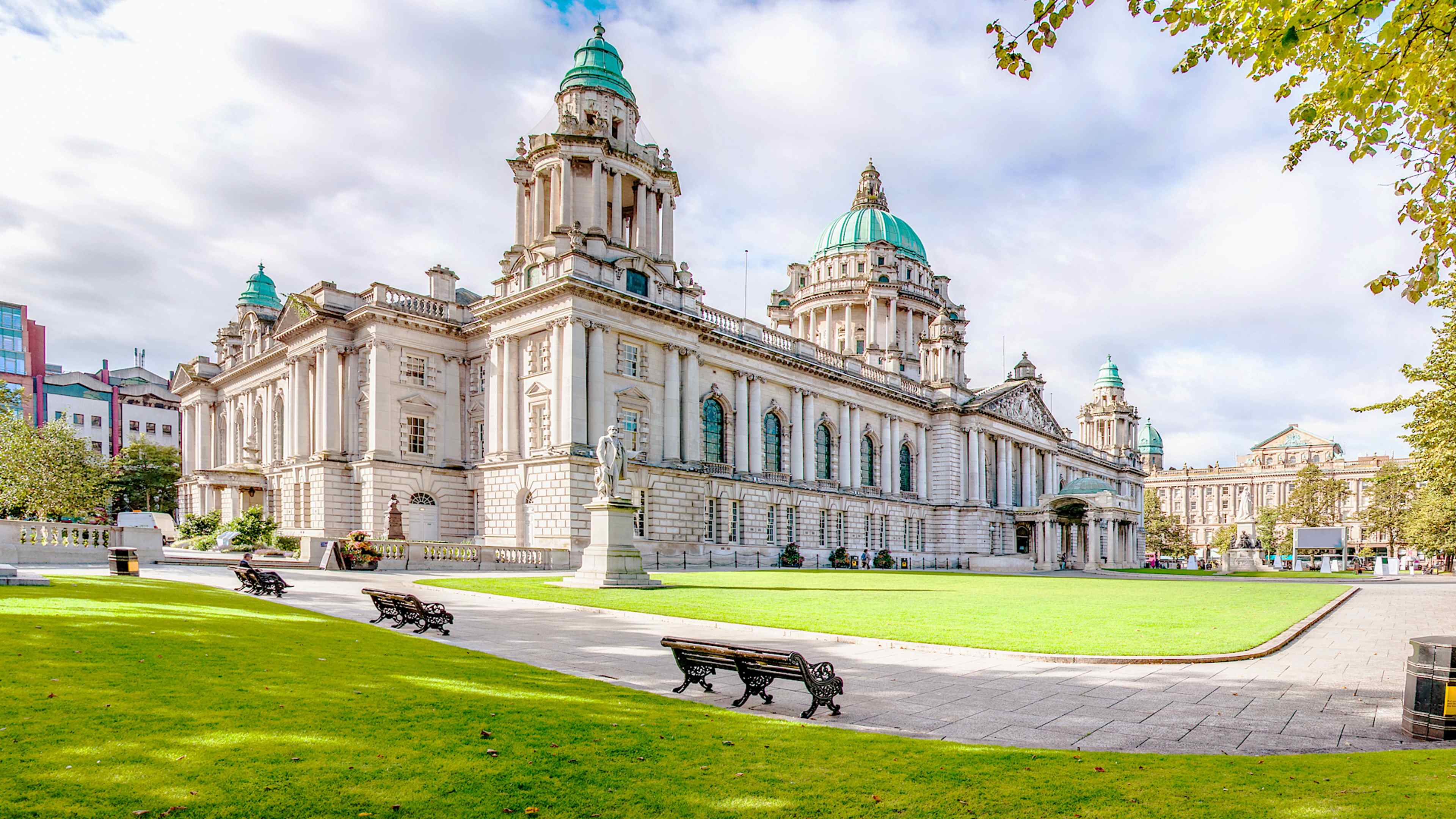 Explore Ireland with private guides and a tailor-made itinerary.