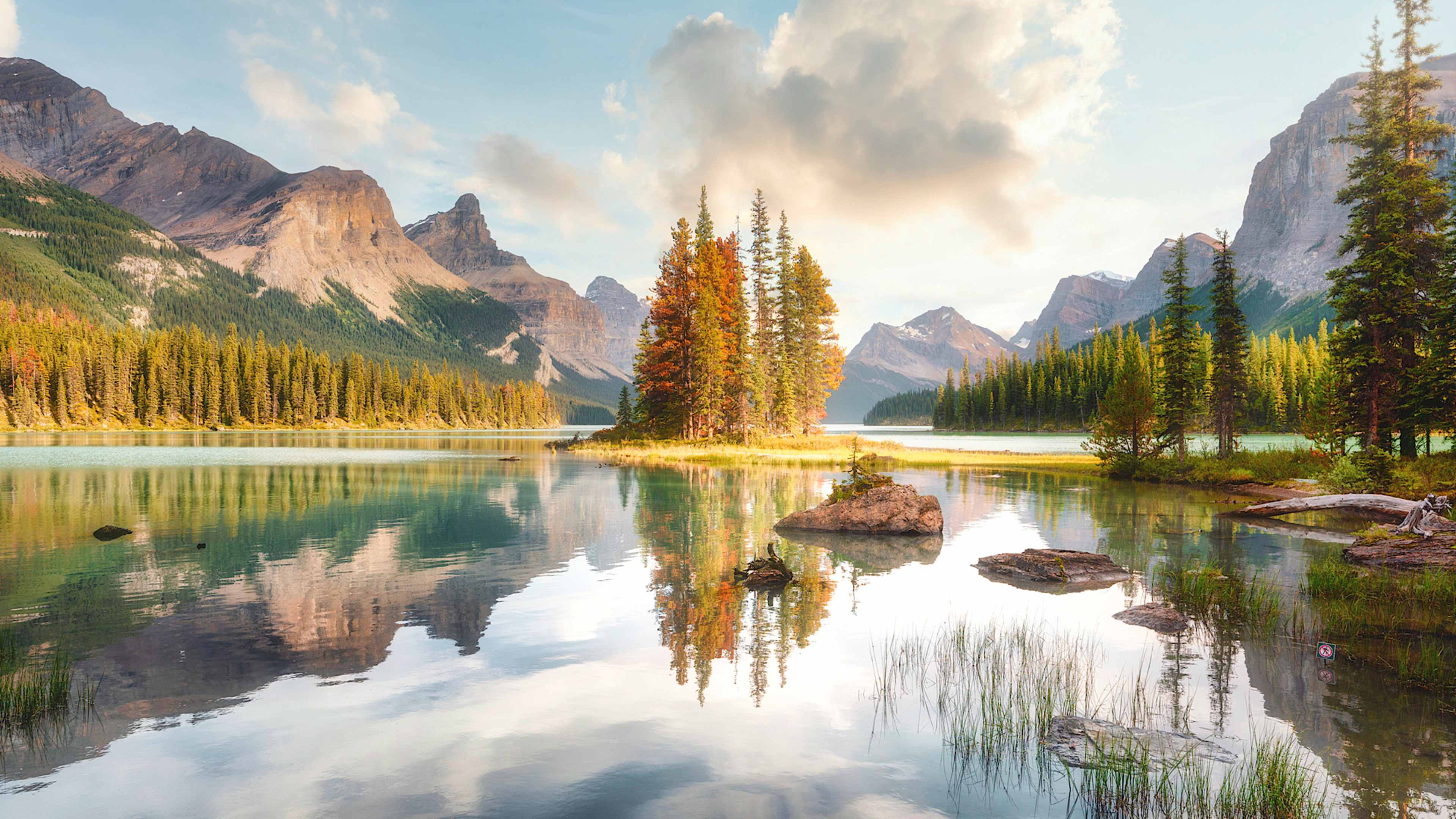 Explore Western Canada & Canadian Rockies with private guides and a tailor-made itinerary.