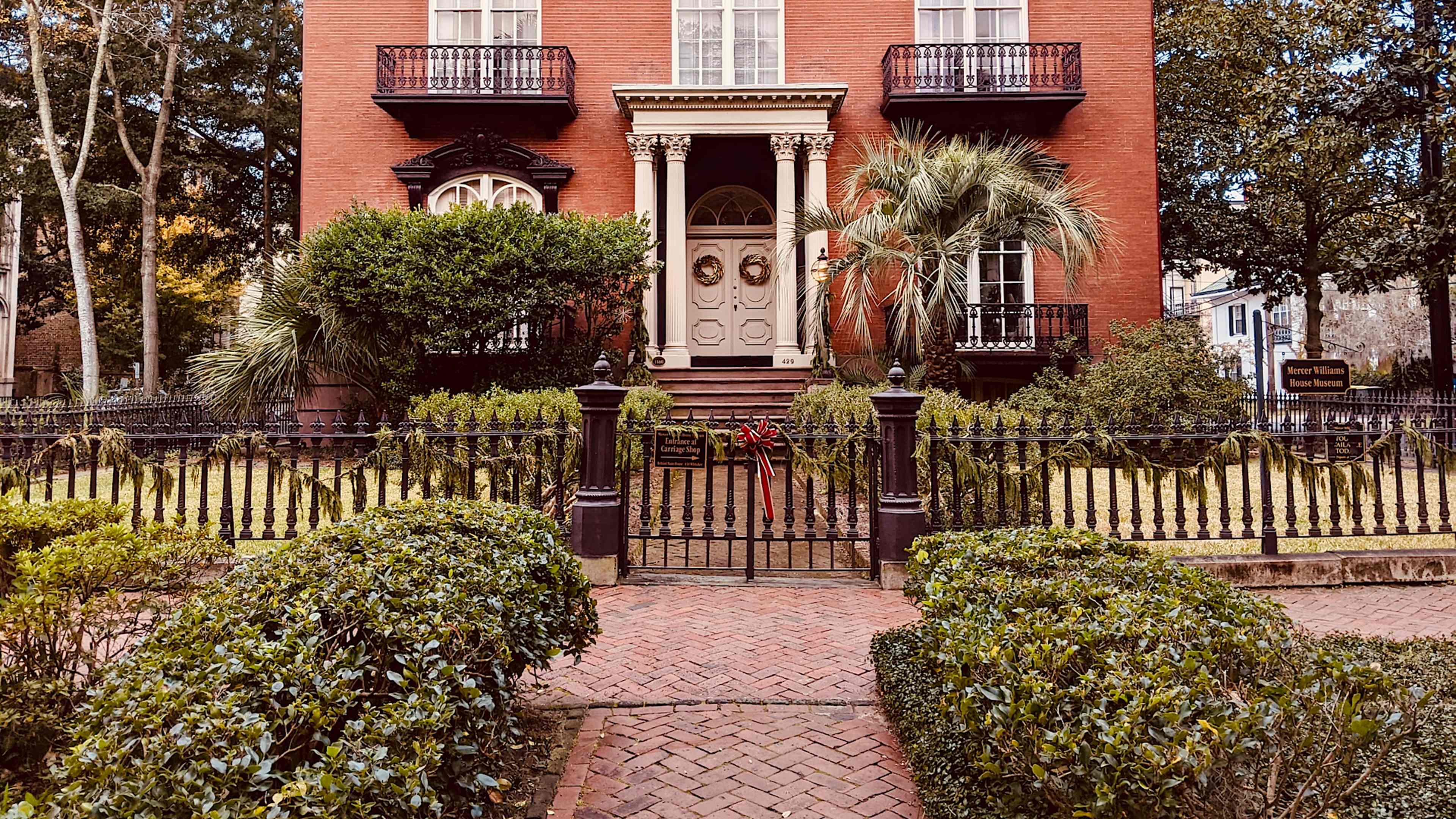 Explore Savannah with private guides and a tailor-made itinerary.